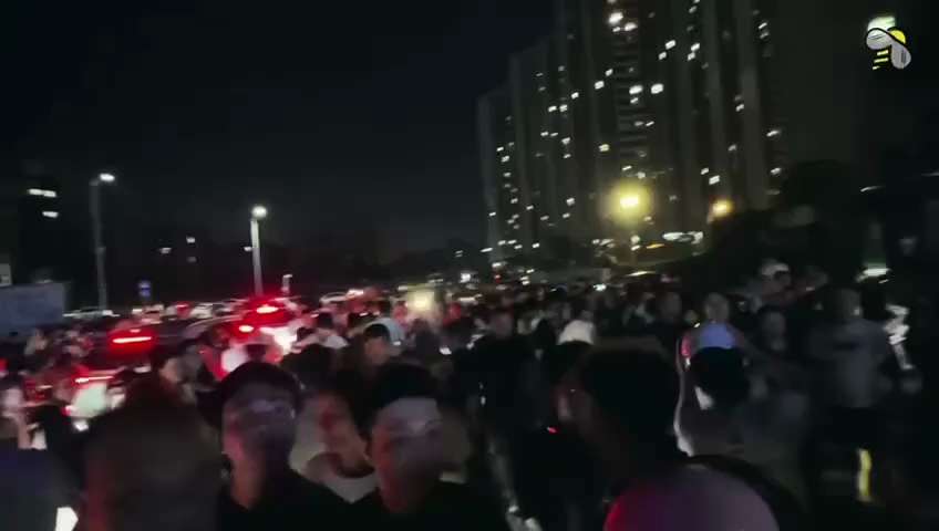 編號：4️⃣6️⃣5️⃣
【中共乱象】2026年5月14日晚至15日凌晨，海南海口，包括一名孕妇在内的数名女摊贩为保护自己小吃摊不被城管拖走，与城管及警察长时间对峙，吸引了数百市民围观并声援。
🔗h...