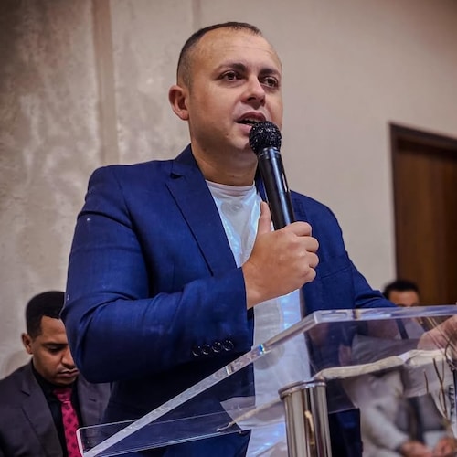 Casado 💍 | Teólogo ✝️ | Co-Pastor ⛪
Fé, família e liberdade 🇧🇷
Servindo a Deus e fortalecendo corações ✝️