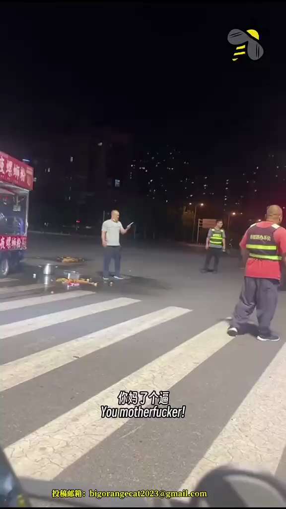 編號：5️⃣0️⃣7️⃣
【中共乱象】7月30日，河南省郑州市管城回族区商都路街道，城管强行抢夺一对夫妻经营的小吃摊，引发激烈冲突。妻子情急之下爬上餐车顶部呼救，在求助无果后从车顶跳下，所幸并无大碍。...