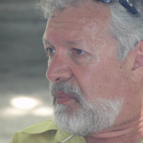 Escritor. Leia minha trilogia. Peça por e-mail. sociedadearmon@gmail.com