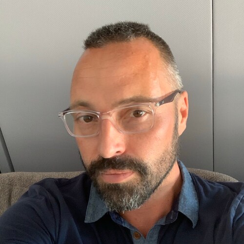 I like dogs. I like rational people. Also, turn off your TV.