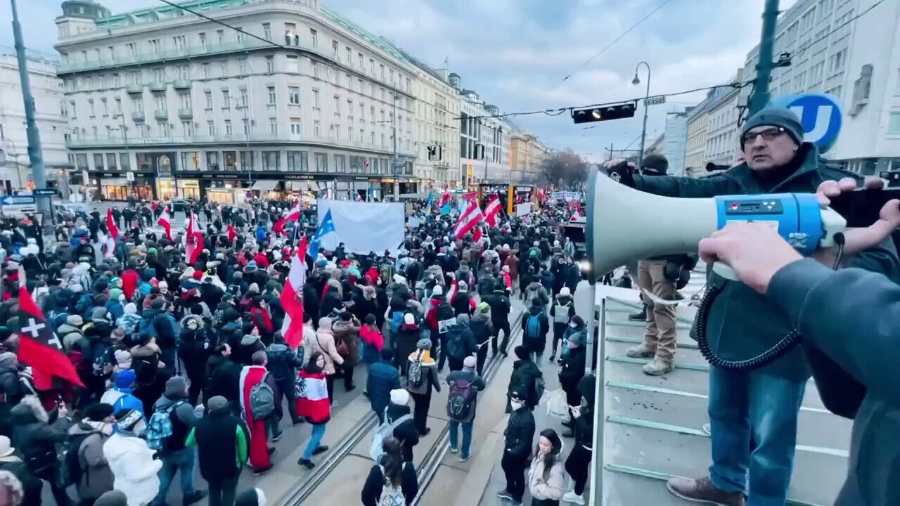 Thousands protest covid-tyranny in Vienna, Austria.

T.ME/KanekoaTheGreat 