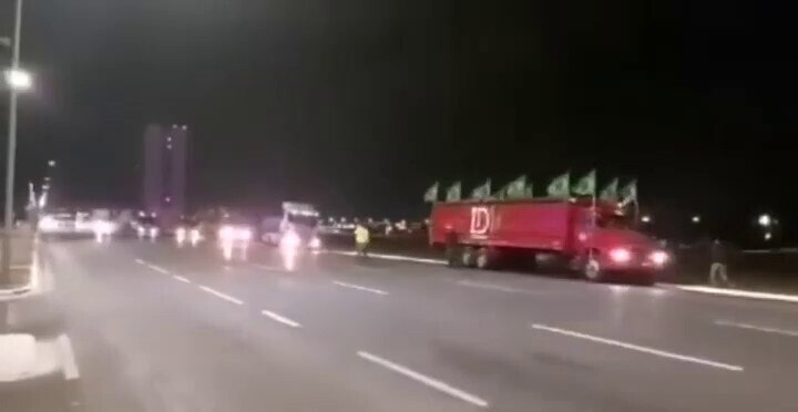    🇧🇷 Brazilian truckers showing their support for the freedom movement! 🇧🇷
 

