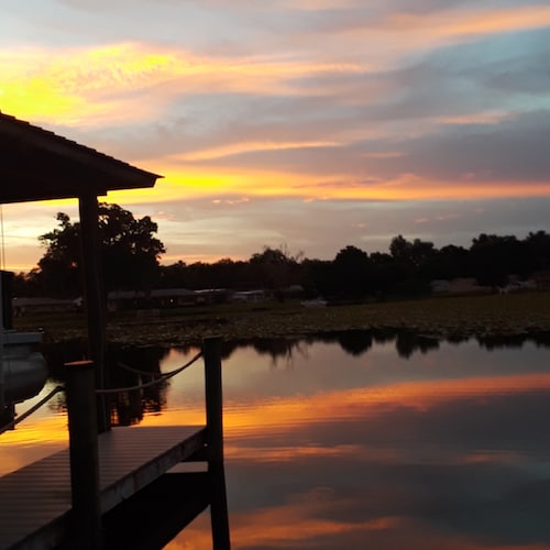 Retired Army living in Florida with a Governor who knows whats going on! Trump supporter,