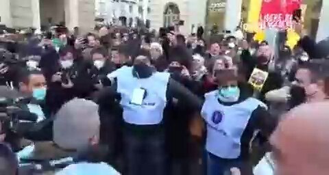 French virologist and Nobel prize winner Professor Luc Montagnier received a heroes welcome upon arrival to today's protest.
Montagnier: "The non vaccinated will save humanity".