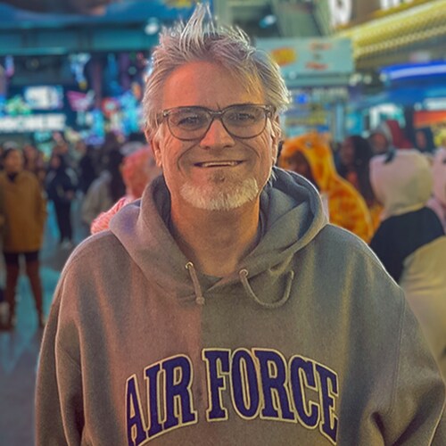 #LGBTQ happily married to @GioSkelton since 2015
Atheist
Liberal Democrat
#USAF Veteran (1987–1991)
#TrumpLost #WearAMas...