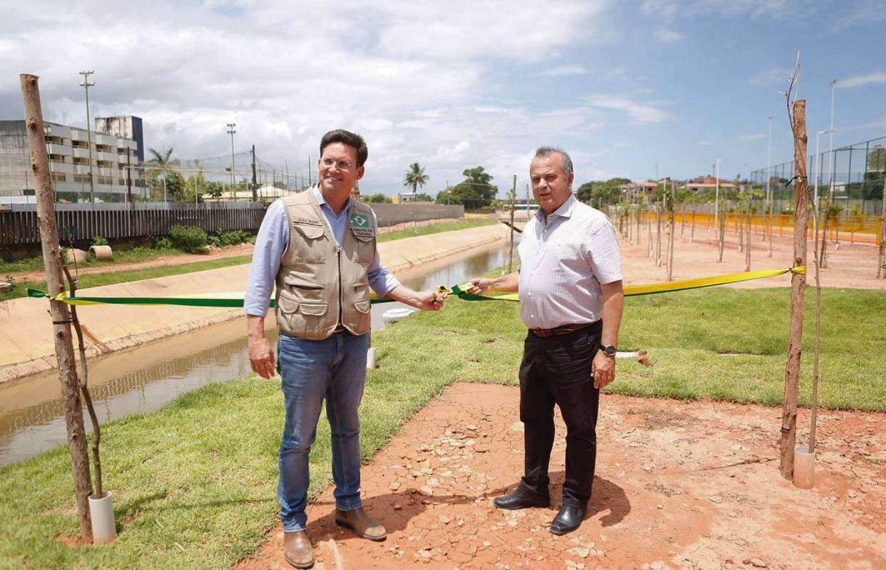 BAHIA: R$ 500 milhões para investir em saneamento básico no estado. O Ministro Rogerio Marinho aterrissou em Salvador (BA) para anunciar os oito projetos selecionados pelo Programa Avançar Cidades que contarão com R$ 471 milhões em financiamentos por meio do FGTS.

Na oportunidade, Marinho completou: “garantir acesso à água e esgoto tratados é investir em saúde, em qualidade de vida. É dar dignidade a quem mais precisa. Estes investimentos irão mudar a vida de quase 50 mil famílias baianas”.

Ainda na capital baiana, o ministro fez a entrega parcial das obras de canalização e revestimentos na calha dos rios Rio Jaguaribe e Canal Mangabeira.

Ministério do Desenvolvimento Regional

Sobre as chuvas na região acompanhe as redes sociais e saiba mais detalhes atualizados