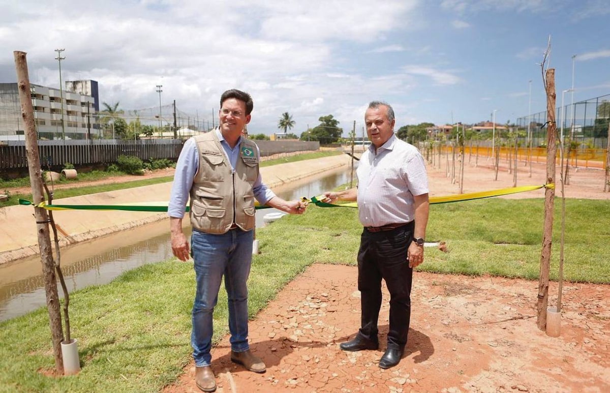 BAHIA: R$ 500 milhões para investir em saneamento básico no estado. O Ministro Rogerio Marinho aterr...