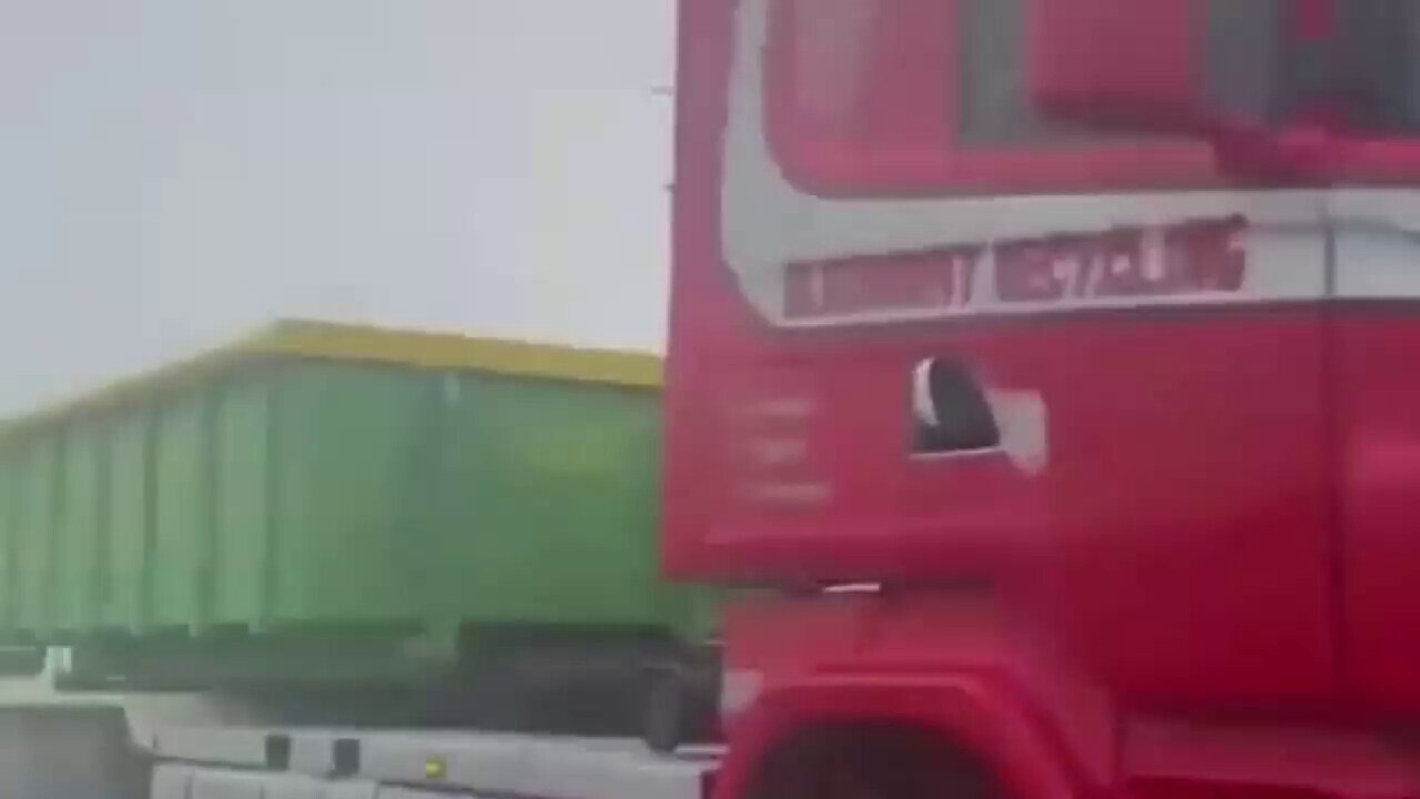 Dutch truckers en route to Rotterdam in their convoy for freedom 🙏🏻