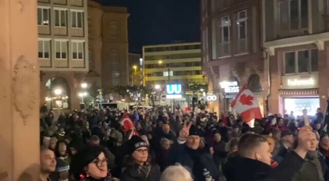 🇨🇦🤝🇩🇪 Your anthem, our sign of solidarity today in Frankfurt. We stand together with our brothe...