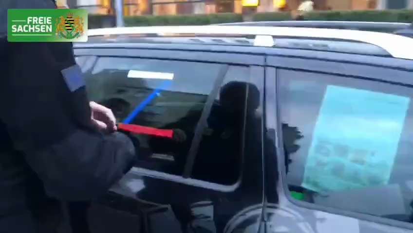 Dummland in Aktion. Wie lächerlich. An Musels traut ihr euch nicht ran ihr Hosenscheisser. Und das n...