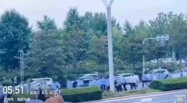 7月10日清晨，鄭州警方出動大批警力維穩集體抗議的河南村鎮銀行儲戶。