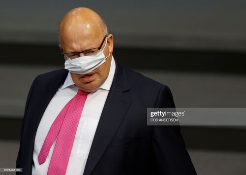 So verfettet wie er aussieht so Blöd ist er auch, der kann nicht mal die Maske richtig aufsetzen,
Pe...