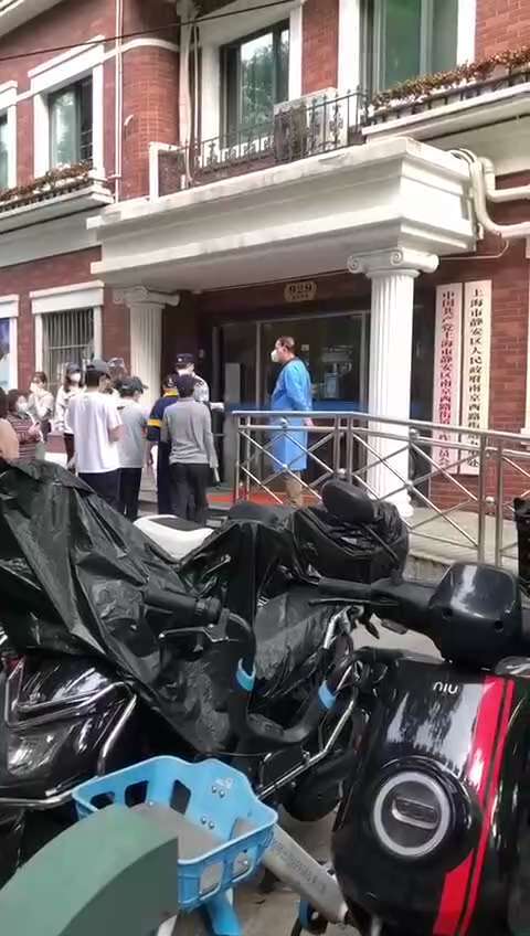 上海市民聚集在南京西路街道办事处外高喊“尊重法律，还我生活” #上海市民上街
Shanghai citizens gathered outside the street office on West ...