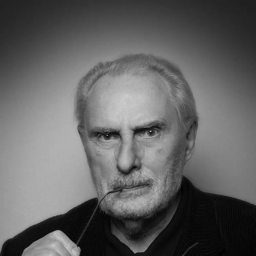 Demokrat alter Schule. Sagt was er denkt. Glaubt eigenen Recherchen, passt nicht in vorgeschriebene rot-grüne Denkmuster...