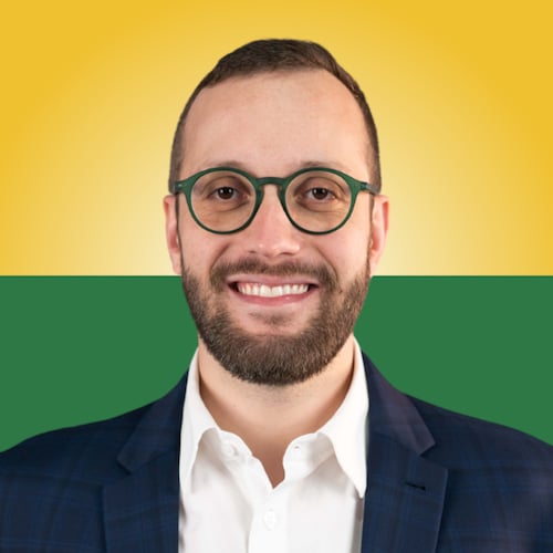 Deputado Federal - PR
Presidente da CREDN
Defensor da soberania nacional
Casado com a Mariana e pai do Bento, do Davi e José
