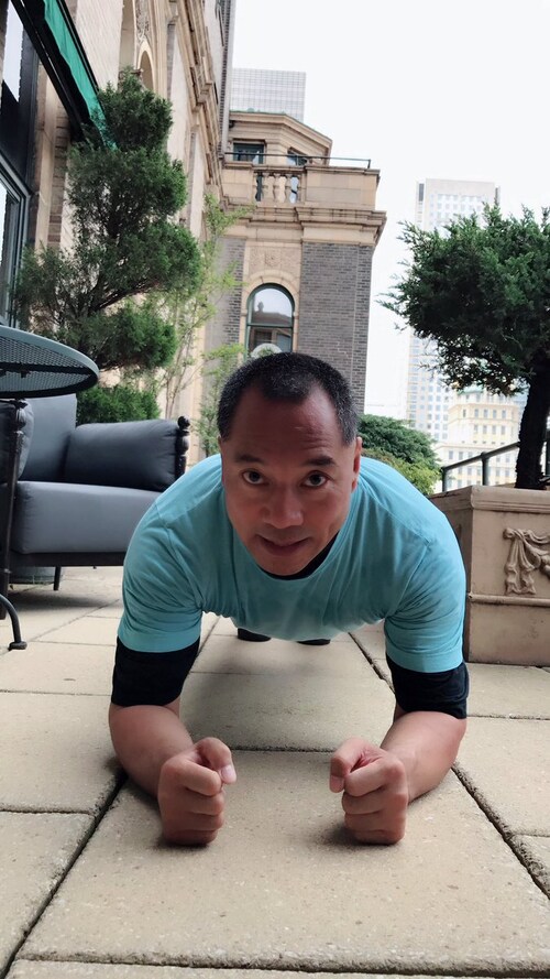 尊敬的推友们你们健身了吗？半小时后我在我的这个推特上直播试试网络！  