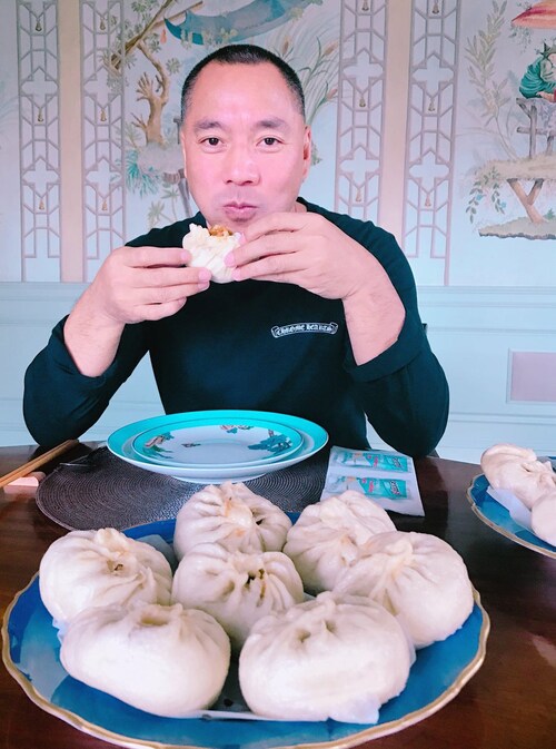 老婆的山东萝卜咸菜+猪肉包子！配上金枪咸鱼饼！东北小土豆！以这样的方式过中国的情人节！此时此刻我们全家都非常非常感谢老领导及有关大领导让我们全家人团聚！永远不会忘记他们的帮助！✊️✊️✊️🙏🙏🙏...