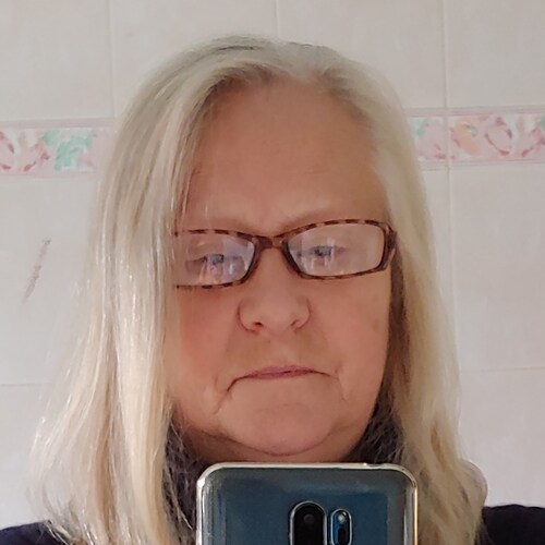 Loves Jesus Christ and my beloved husband. Happily married for 44 years. / Houdt van Jezus Christus en manlief. Al 44 ja...