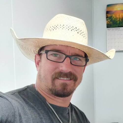 "Tov Henderson looks like a rockabilly character from a David Lynch movie." --Vice News