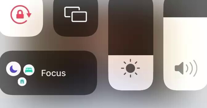 辉瑞公司首席执行官阿尔伯特.波拉11月9日声称，传播疫苗错误信息的人（反对疫苗）是罪犯，他们正在造成生命的损失。第二天（
11月10日）早上他的太太被送入纽约长老会劳伦斯医院的急诊室后死亡。保守派比弗...