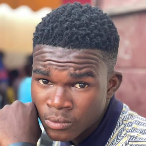 né le 2/05/1999 a pointe noire origines congolaise premier fils suivi d'un frère père et mère divorcer...