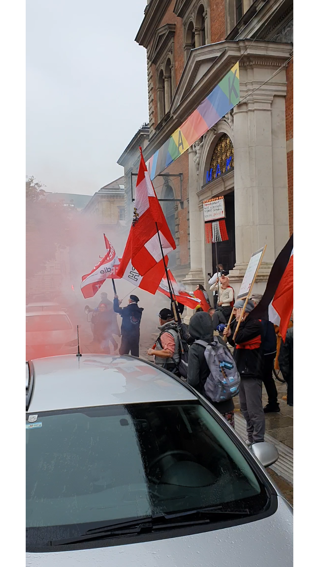 Tausende Demonstranten sind heute in #Wien auf die Straße gegangen und haben gegen die politisch gew...