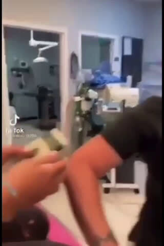 （第一次看到是在QMay的推特） 打完疫苗发现手臂上能扫描出芯片号。。。
The vaccinated arm got scanned by a microchip scanner, this is ...