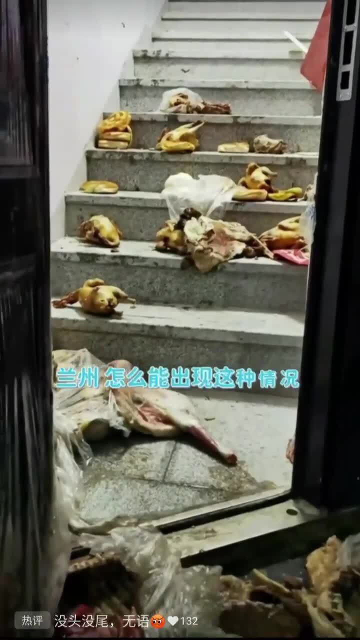 受过度防疫和经济萧条的打击，餐厅无力经营，无法按期缴纳租金，储备的食材被房东仍在地上。
#takedowntheevilccp 
#中共不灭灾难不止