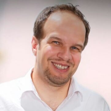 Servo de Deus, pai de família, profissional de TI e professor.