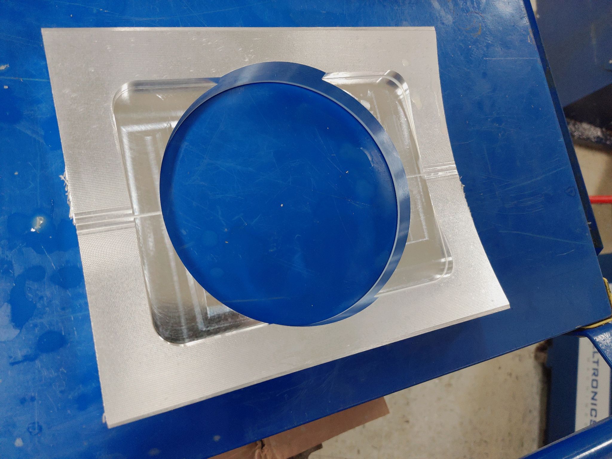 When surface finish doesn't matter you can really remove material.
#cnc #cncmachining #americanmanufacturing 