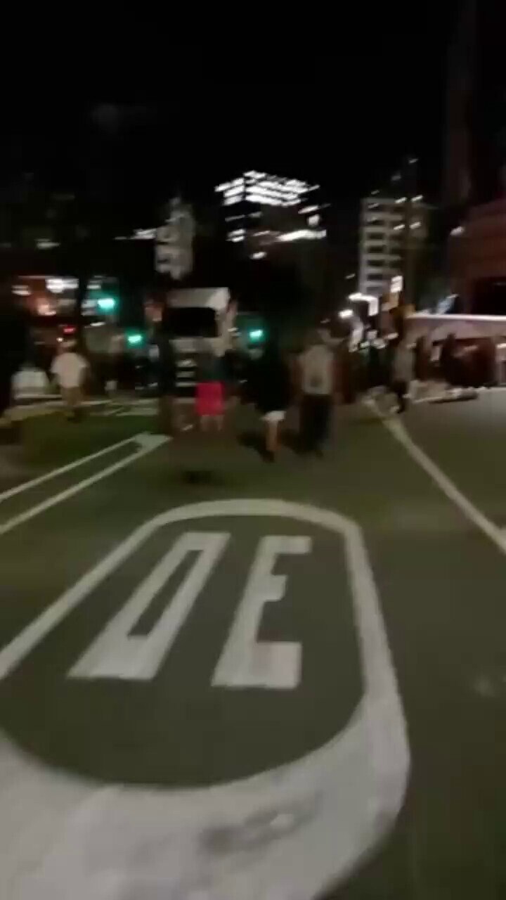 New Zealanders move concrete blocks to allow truckers into their 'freedom camp' against covid tyrann...