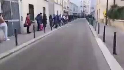 巴黎市民排队领取food bank分发的食物。封锁和疫苗护照等严厉措施造成了比疫情本身更加严重的经济和人道灾害，这就是控制！Parisians lined up to receive food dis...