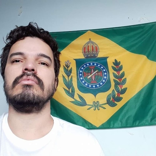 "A Monarquia é a barreira contra o poder de idiotas em grandes números."

Voltaire