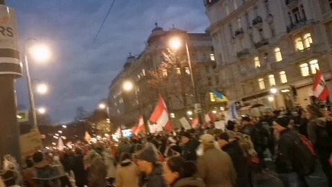 奥地利🇦🇹维也纳市中心反强制疫苗游行的民众人山人海💪💪💪📣📣📣
主流媒体不会报道的真相，在Gettr！