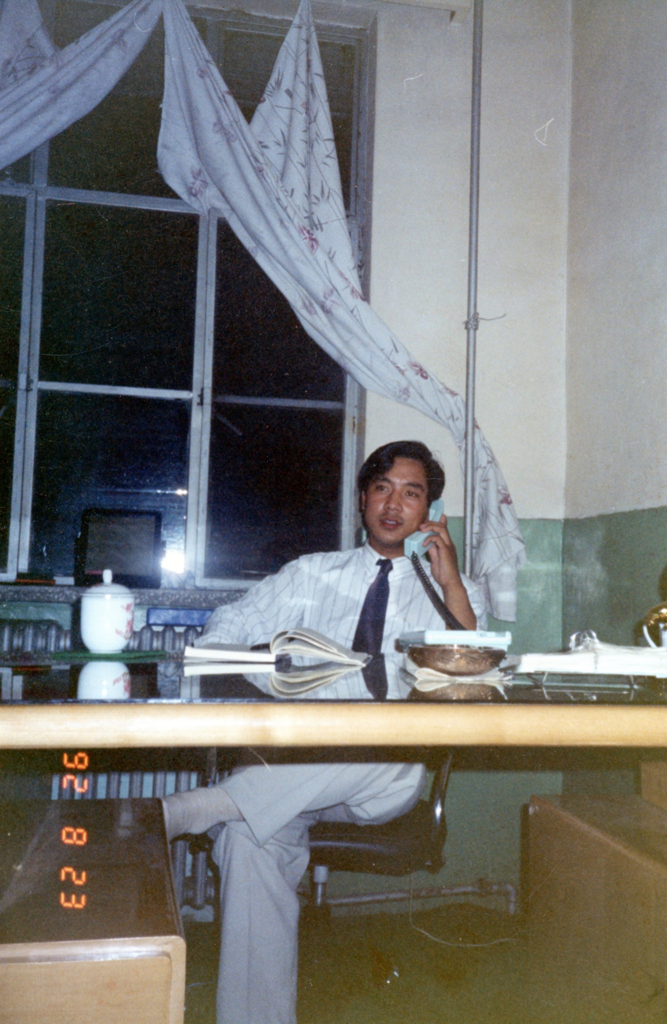  5月1号：尊敬的战友们好，这是我从清丰看守．所出来后的十几个月建立的郑州的大老板家具厂办公室！在郑州市机电研究所办公楼．
原来这曾是罗干的办公室，上万块人民币的老板台．还用上了直播电话，这个照片太珍...