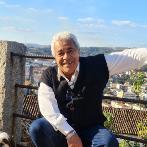 Conservador. Gosta de Bossa Nova. Família. Católico.