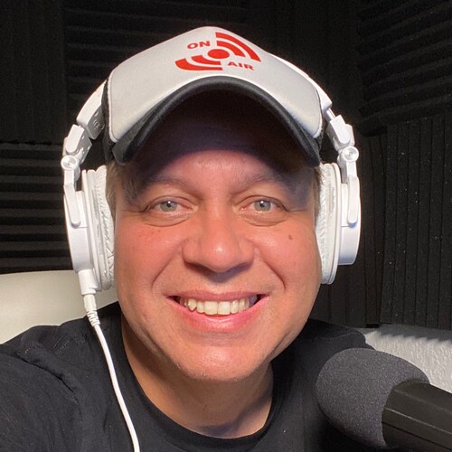 Danny Cruz co-host del programa #1 en Miami El Desayuno de 1075 Amor estación de Radio de Univision