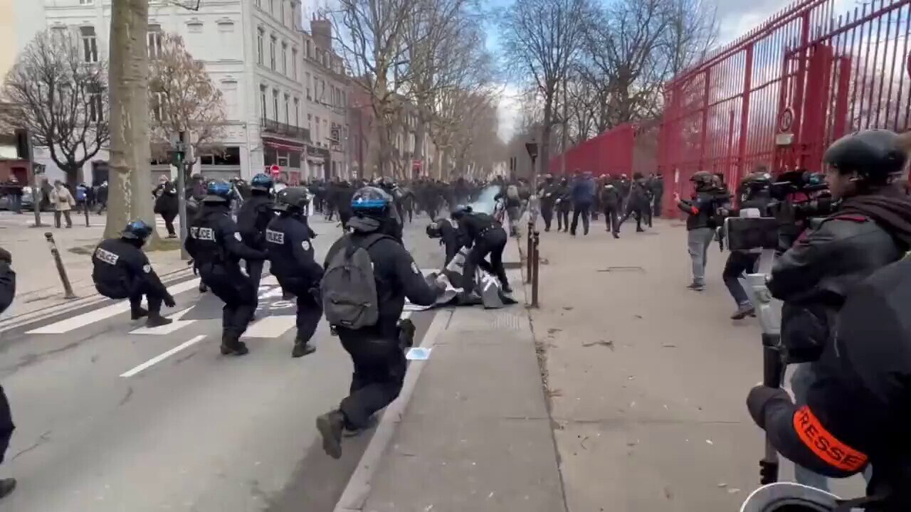 Running street battles in Lille as "anti fascists" attack French politician Éric Zemmour's meeting as they don't like his views 😏