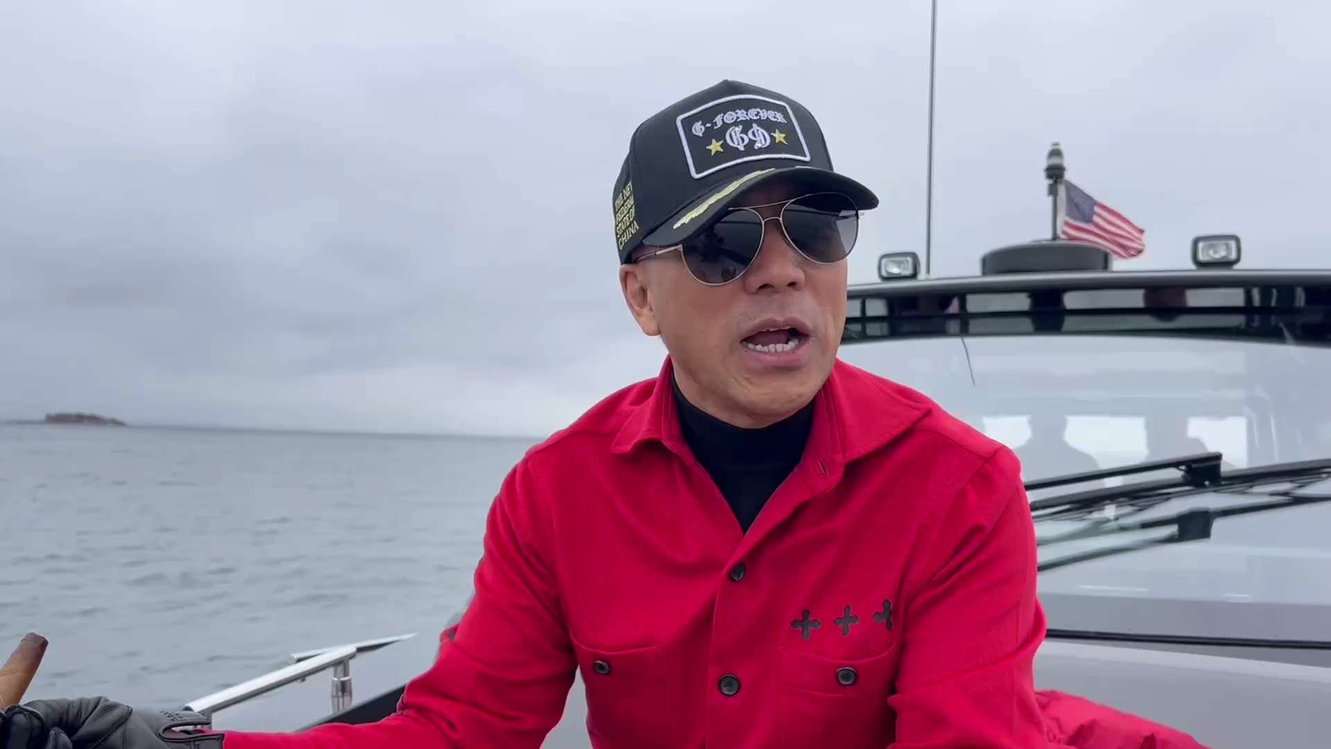 2022.10.24 尊敬的战友们好…….七哥今天又抽雪茄了….在海上为战友们祈福