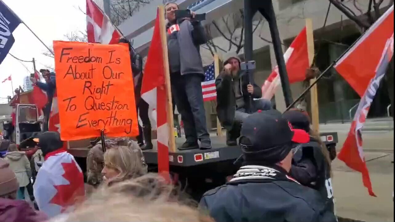 Protesters for Freedom Give Hugs and Thanks to the Truckers in Toronto, Canada 🇨🇦

Video: @themarieoakes