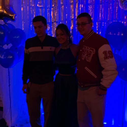 Married 💍 & Mom of 3 beautiful children. 👦🏻👦🏻👧🏻 Proud to be an 🇺🇸 🦅. Love my 🐶 & 🐱🐱🐱