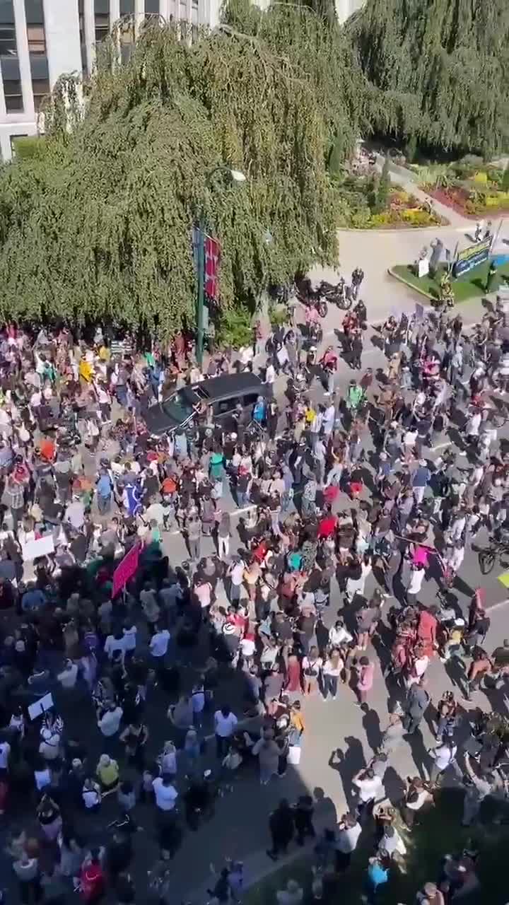 🌍World Awaking✨
カナダ🇨🇦バンクーバー、
ワクチンの義務に抗議するために大勢の人々が立ち上がりました！！✨

8月第4週末の🌍Awaking✨⬇
https://gettr.c...