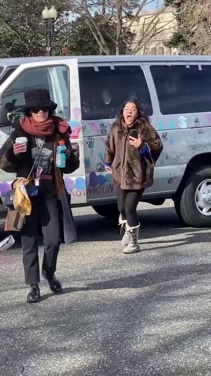 BREAKING: MASS FORMATION KAREN has arrived at the Defeat The Mandates Protest in Washington DC 📹: @...