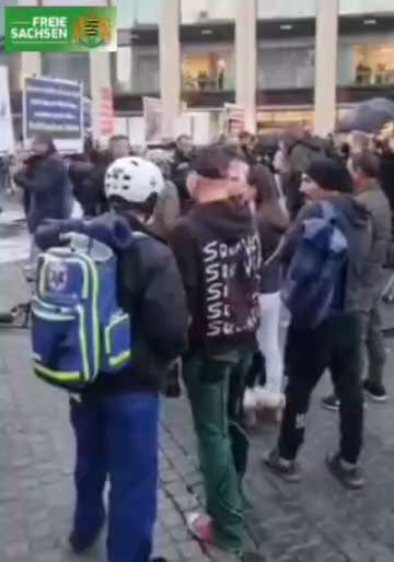 Leipzig: Antifa wirft unter den Augen der Polizei Bierflasche auf Kundgebung und spaziert davon!

In Leipzig wollte die Polizei nicht nur das Abspielen der Nationalhymne verhindern (siehe: https://t.me/freiesachsen/5151), es kam auch zu Gewalttaten unter den Augen der Polizisten. Filmmaterial zeigt, wie ein Linksexremist eine Glasflasche auf die Teilnehmer der islamkritischen Kundgebung wirft und langsam davonspaziert - ohne, dass einer der Polizisten auch nur Anstalten macht, ihm nachzueilen.

Wieder tobt sich in Leipzig der Antifa-Mob unter den Augen der Polizei aus. Leider wurden die Geschehnisse vom 5. September, als friedliche Bürger beim Montagsspaziergang blockiert wurden, im Landtag kaum aufgearbeitet. Der 22. Oktober wäre der nächste Anlass, endlich gegen den Filz in Leipzigs Behörden mit allen Mitteln (endlich ein Untersuchungsausschuss Polizeigewalt & Polizeiwillkür) vorzugehen. Doch leider wird dies von der parlamentarischen Opposition blockiert.

FREIE SACHSEN: Folgt uns! http://t.me/freiesachsen 

