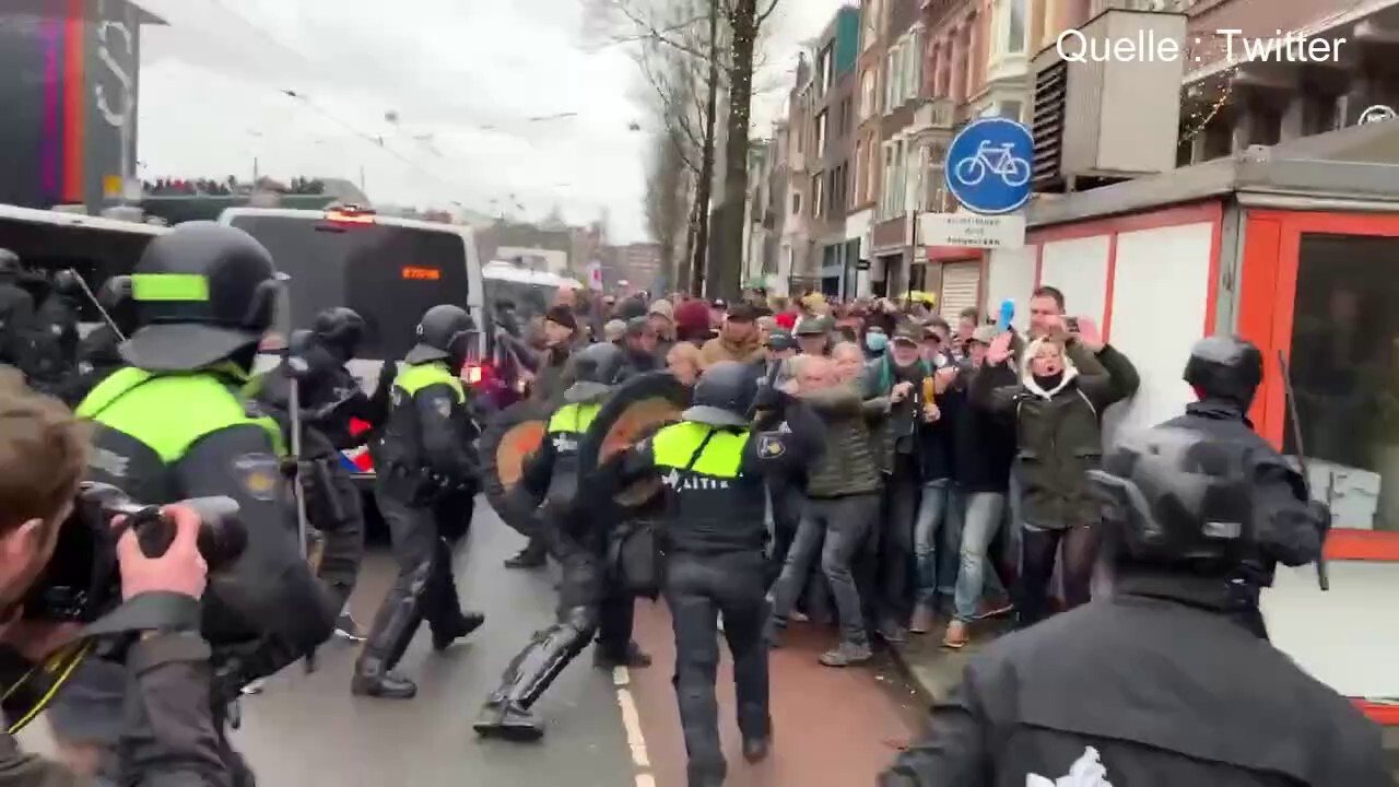 #Amsterdam : unfassbar! Alles, was man über Rechtsstaat und Menschenrechte gelernt hat – heute für die Mülltonne. Was geht in Politikern vor, die solche brutalen Einsätze gegen friedliche Menschen  anordnen? Wie groß muss ihre Angst sein? Und wovor?