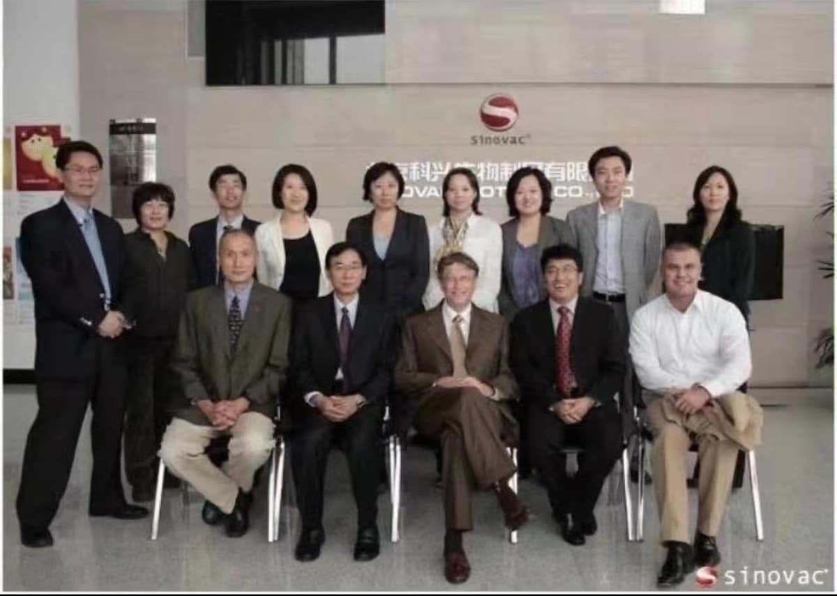 我给大家捋个时间线啊：
2010年，莫德纳公司买了mRNA疫苗发明专利并获得盖茨基金会投资；
2010年10月8日，辉瑞在武汉设立研究中心，下面的照片是10月9日辉瑞高管和北京科兴全体领导和比尔盖茨合...