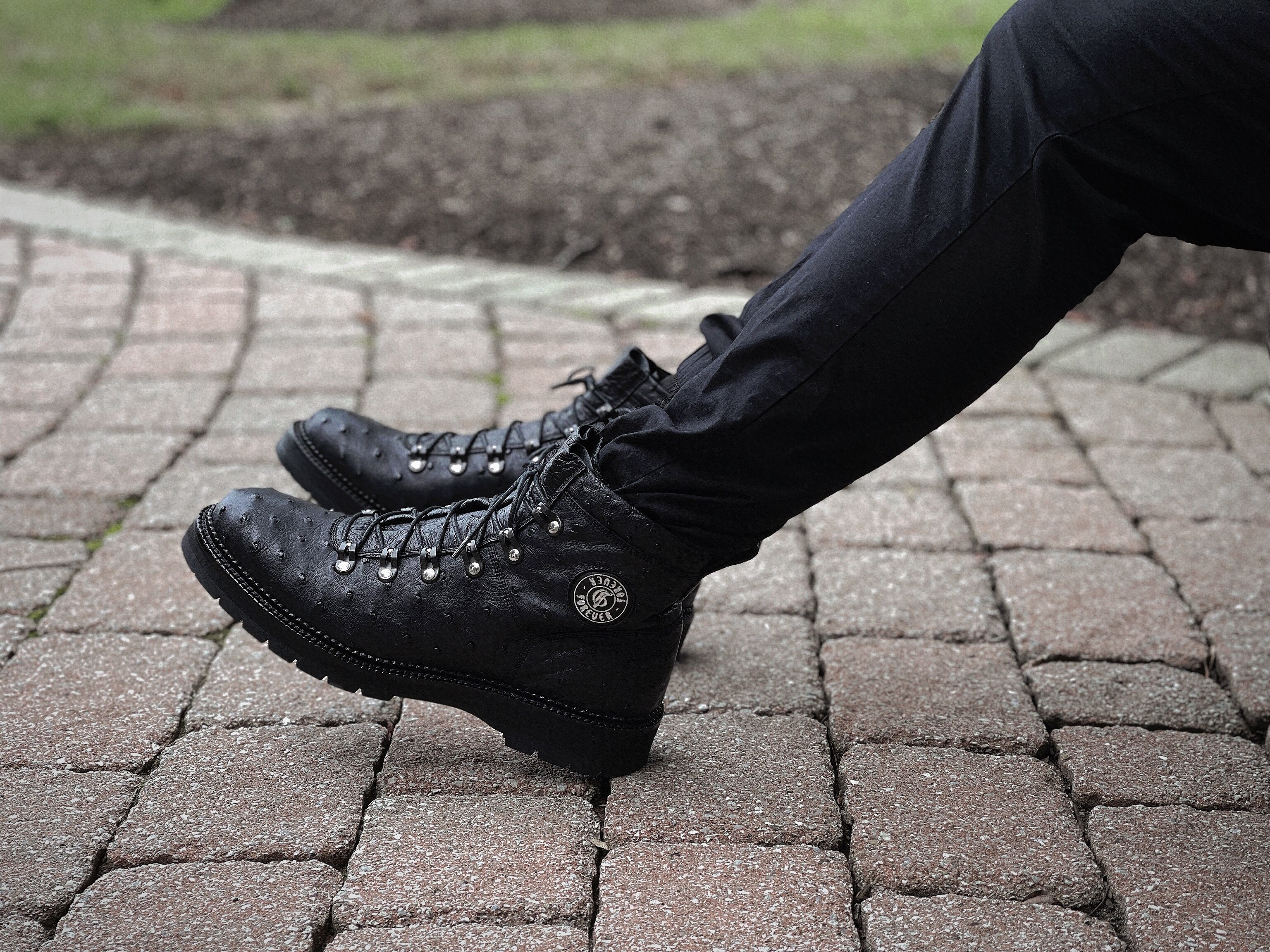 老凯第一次当脚模，还不赖！当然主要还是这靴子太帅了🤩🤩🤩🙈🙈🙈。战友们，咱的G-fashion太牛了！