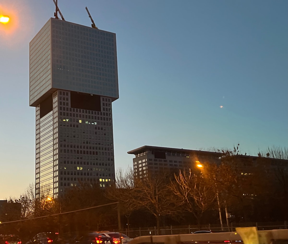 12月20号：昨天我们直播说，盘古可能变成火龙，裕达国贸可能变成火佛手，可能会天然气爆炸……直播一个小时后盘现场马上就去了上百个国安和工程人员．检查天然气和管道共产党快被吓死了……盘古和裕达的个故事，...