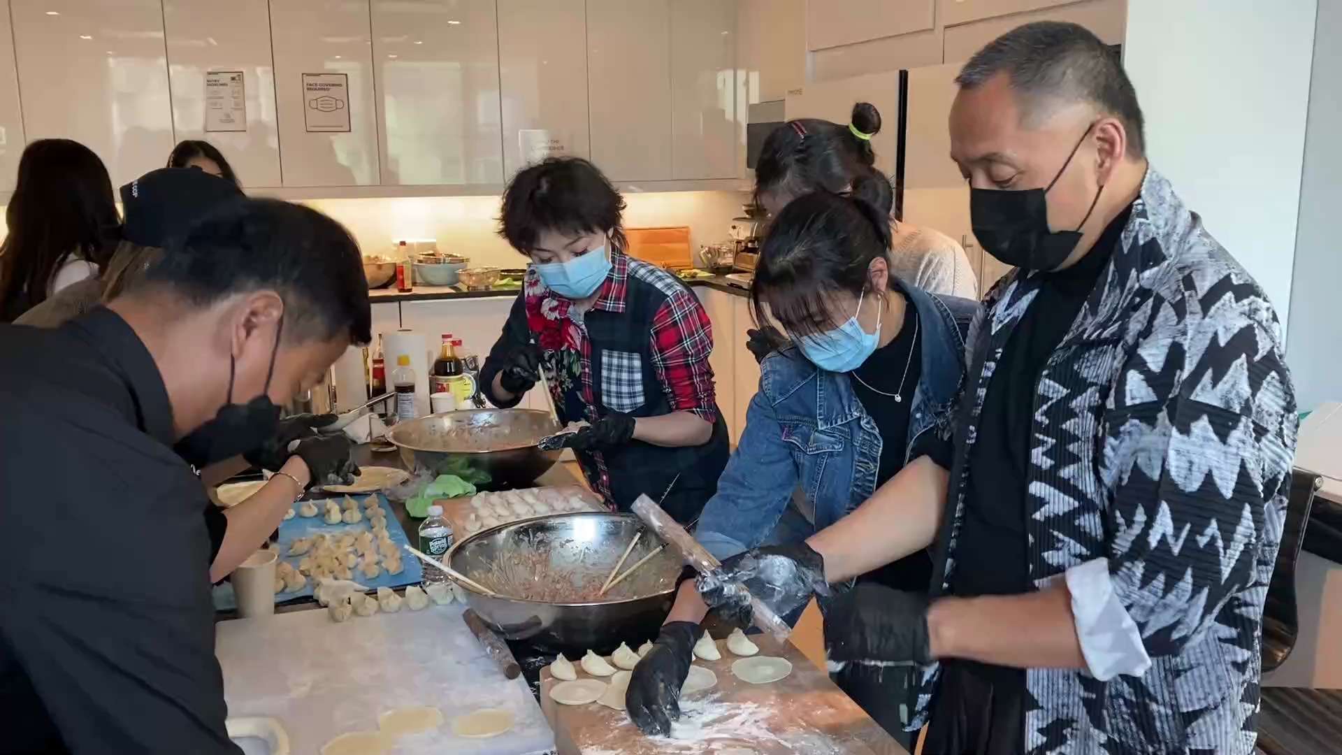 七哥擀饺子皮，🀄️吗？